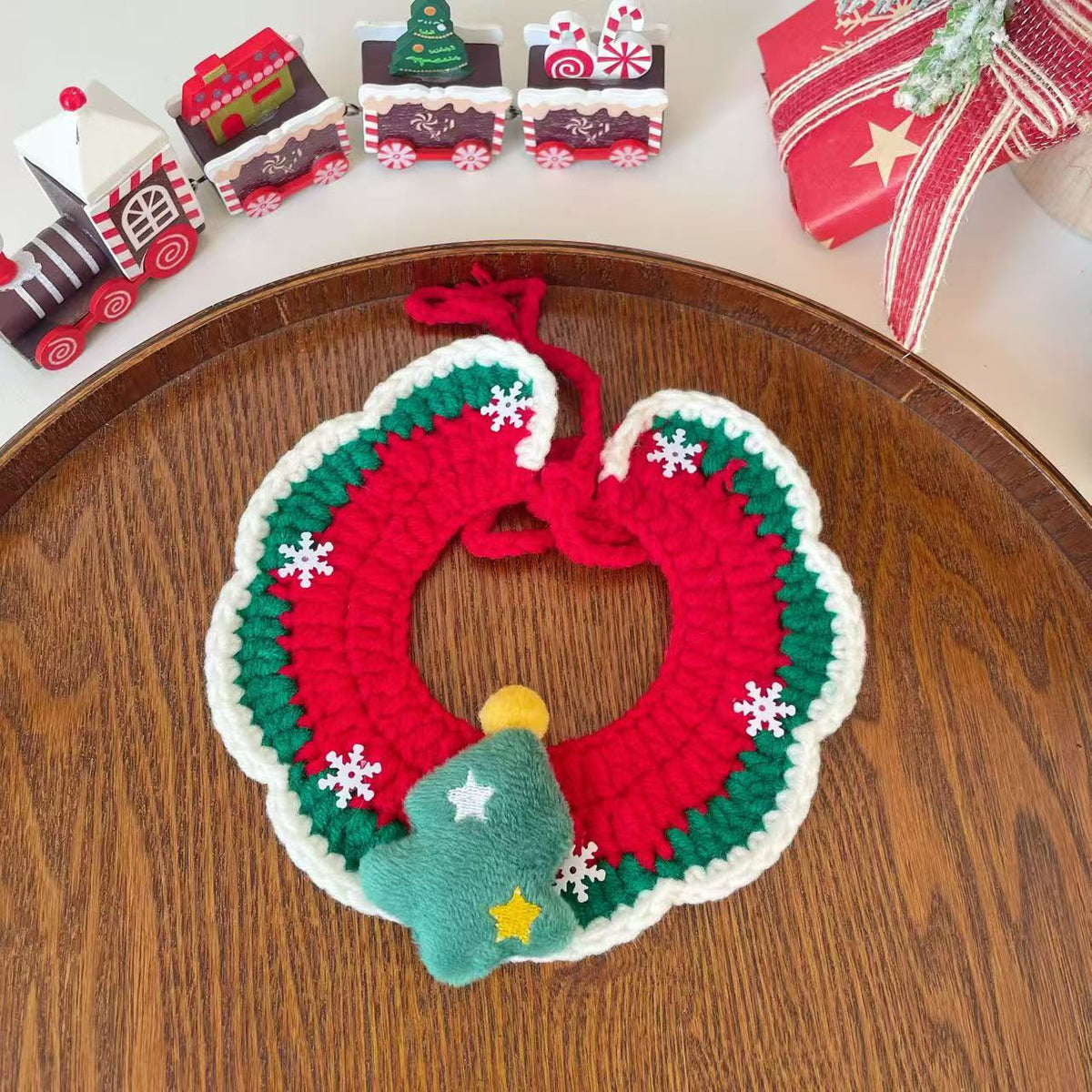 Hand-crocheted Christmas collar for cats with snowflake design, product image 4