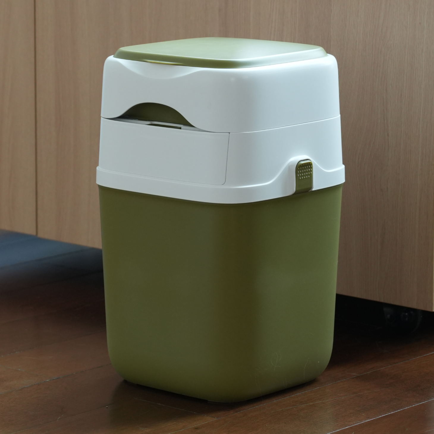 Sealed Cat Litter Bin 9.5L with Odour Control Lid