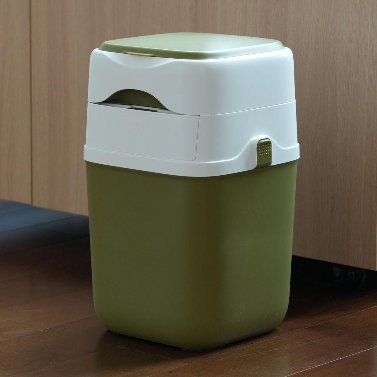 Sealed Cat Litter Bin 9.5L with Odour Control Lid
