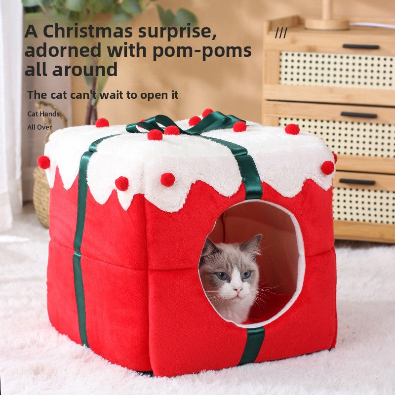 Fleece-lined Christmas pet house for cats and small dogs, close-up detail view