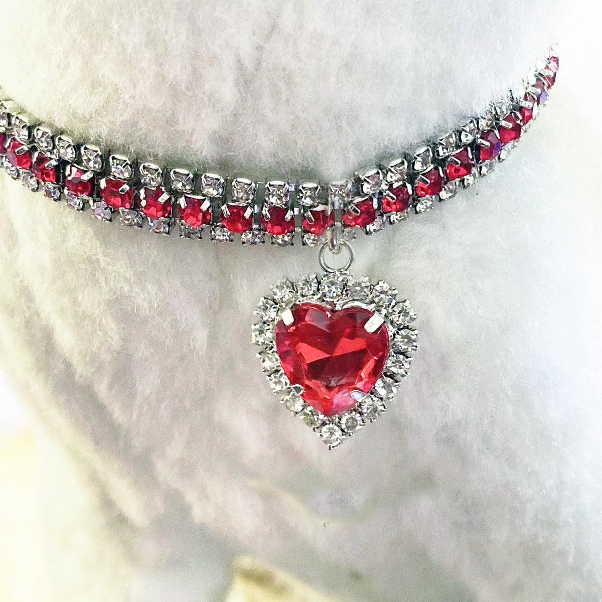 Rhinestone elastic pet collar with charm in White Heart, material detail