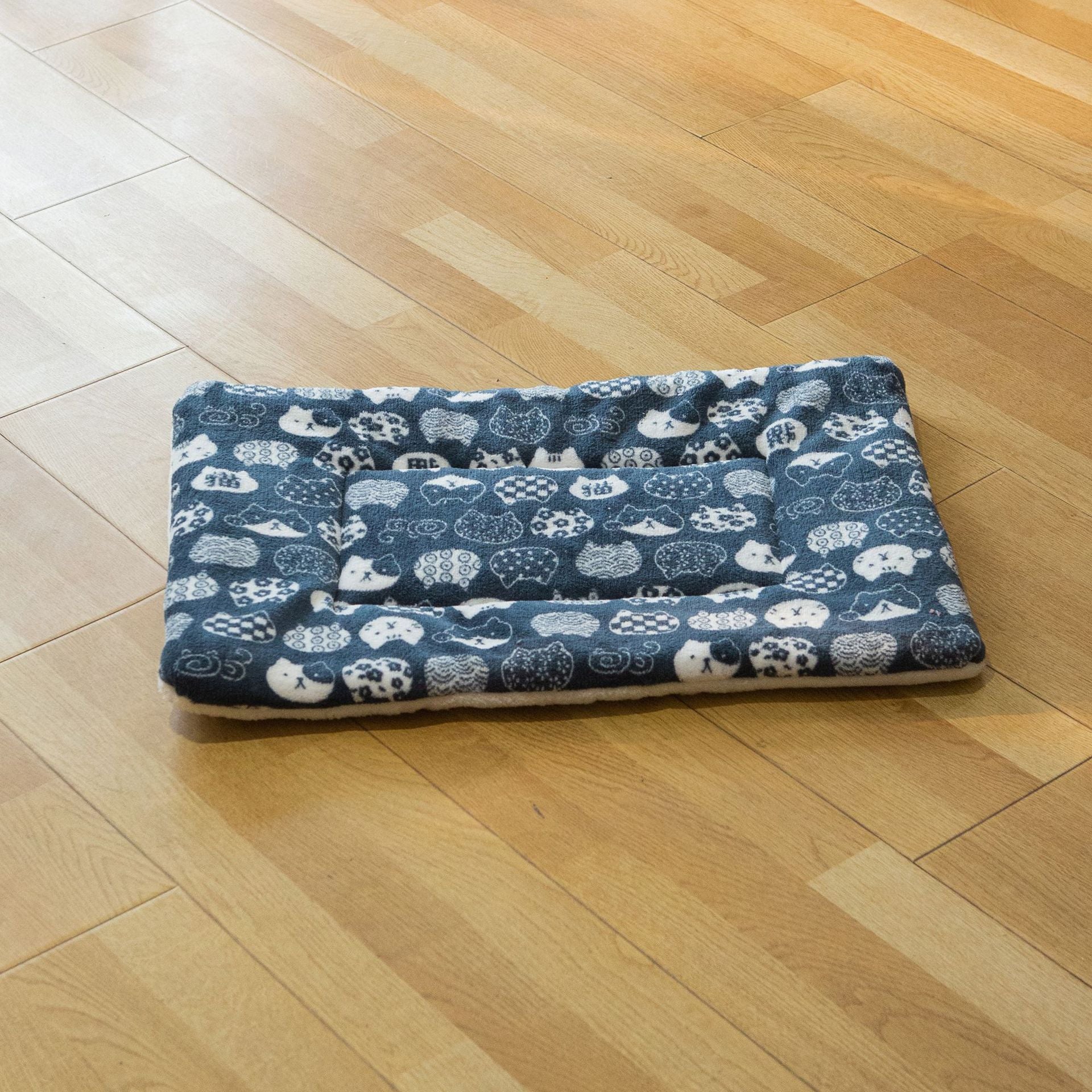 Patterned flannel dog mat with cute print for crates and beds, photo 77