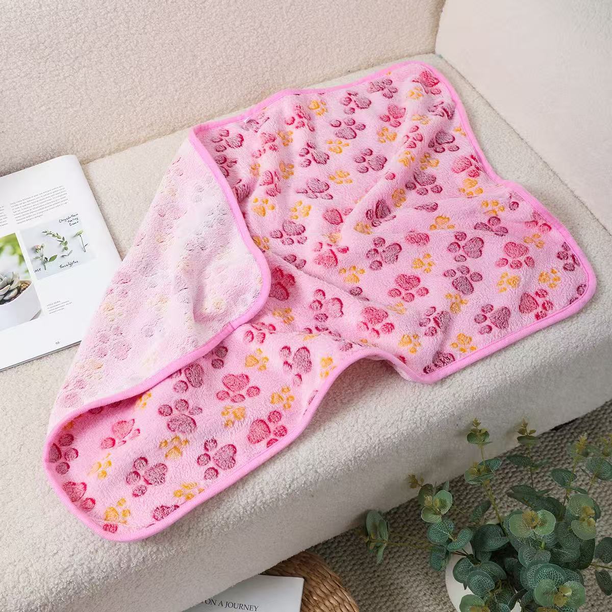 Soft warm fleece blanket for small pets, extra detail view